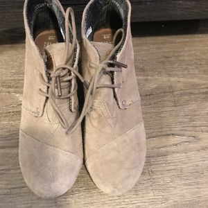 Toms Desert Wedges in taupe suede sz 9